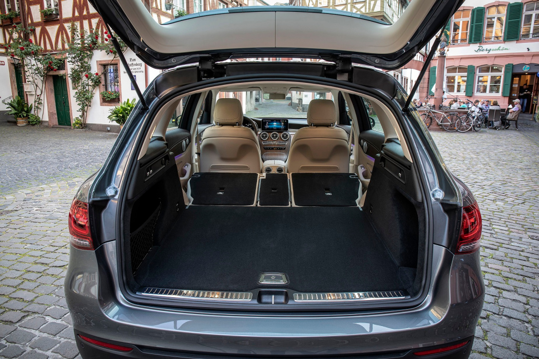 SMALL_The new Mercedes-Benz GLC 寬敞的車室空間與動感的視覺感受，充滿科技感的內裝設計語彙提供駕駛相當自在而活潑的室內空間感